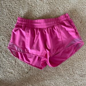 Lululemon sonic pink low-rise hotty hot shorts 2.5”
